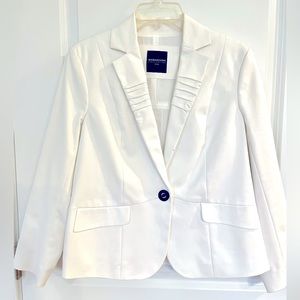 - NWOT 🩷 HOST PICK! 🩷Magashoni Collection Petites Blazer